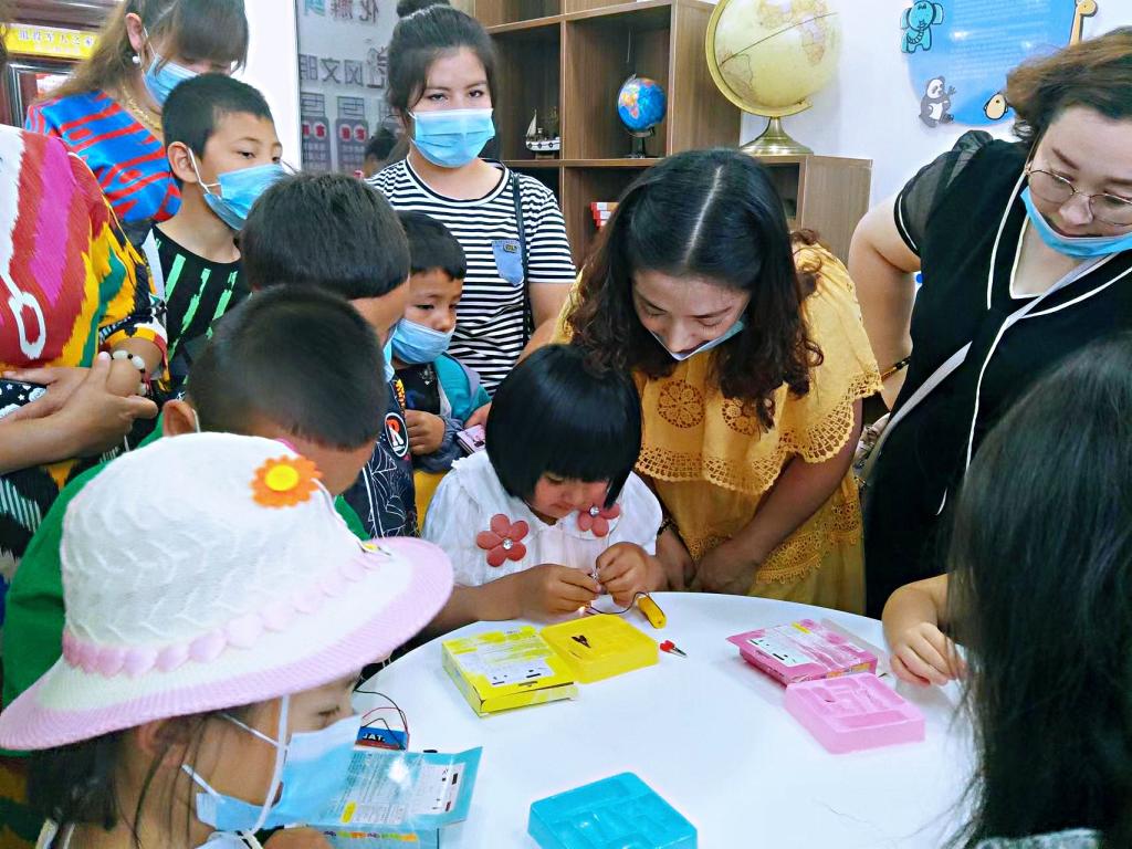 青少年在做電路原理：“小燈泡怎么亮的？”科學小實驗