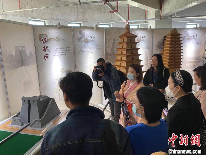 新疆科技館精選其中60余件(套)展品進行展覽展示，分為天文、機械、建筑、軍事、井鹽開采等。　新疆科技館提供