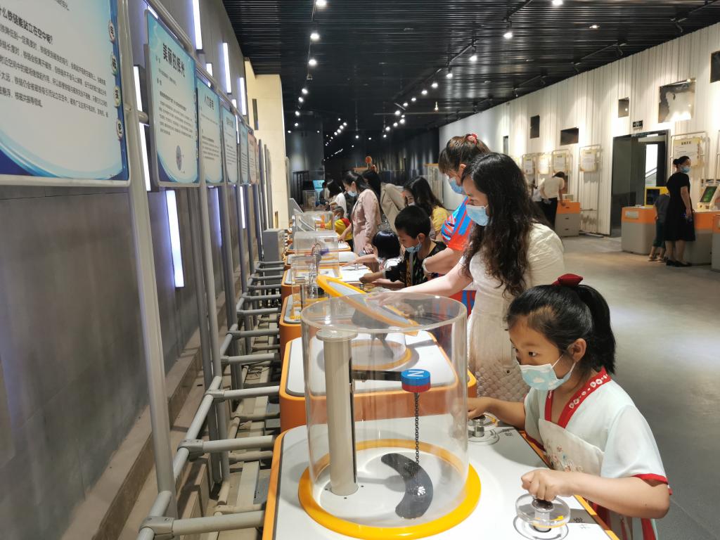 各族人民群眾在疏勒縣流動科技館體驗科普展品